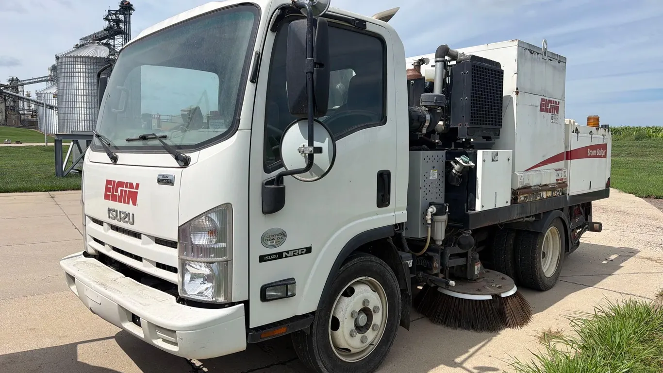 2014 ISUZU NRR Sweep Truck