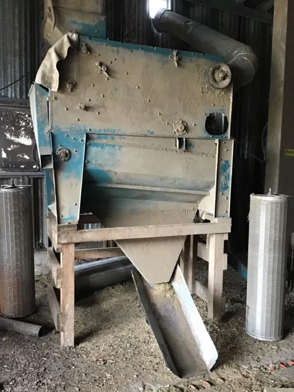 Carter Day roller 245 cleaner, approx 200 bu/hr, with multi screens, wheat, barley, lentils, flax, canola, oats, buckwheat, MOTOR NOT INCLUDED, see lo