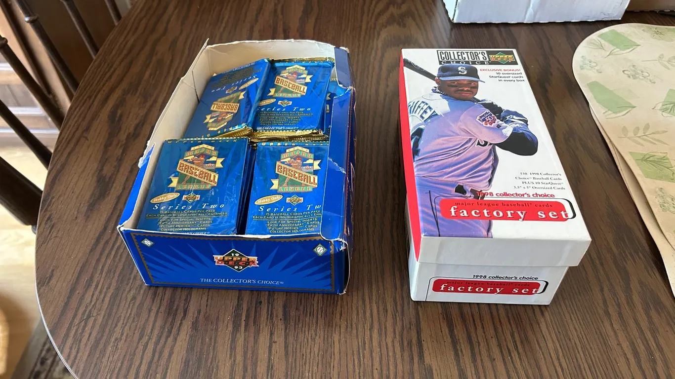 (2) The Collectors Choice Baseball Cards