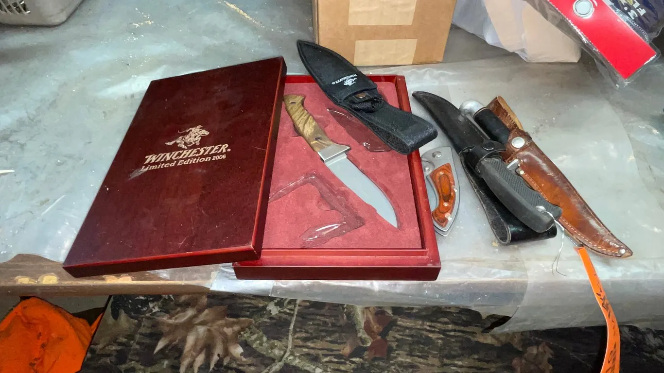 (4) Knives
