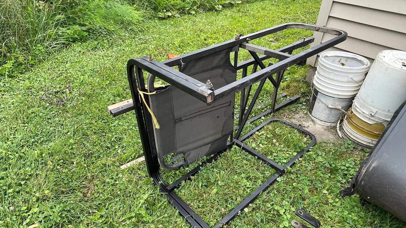 (1) Metal Deer Stand