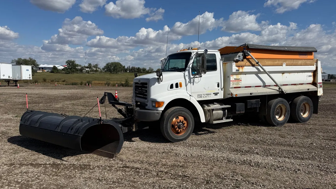2005 Sterling L7500 T/A Snow Plow Truck