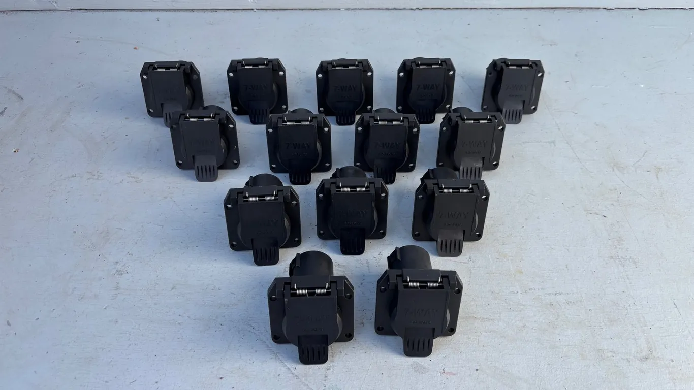 (14) 7-Way Plugs