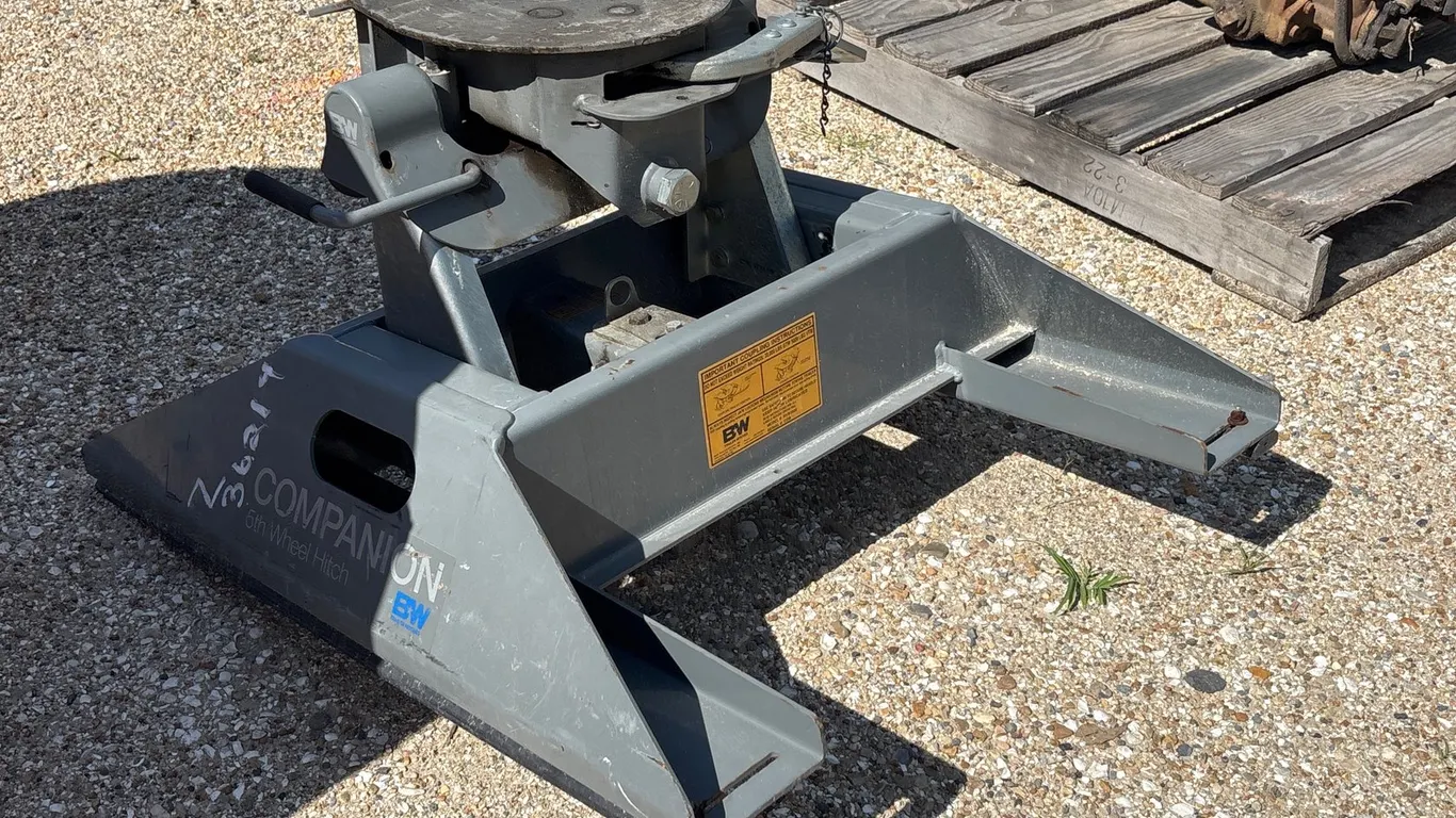 B AND W GOOSENECK TO FIFTH WHEEL COMPANION HITCH