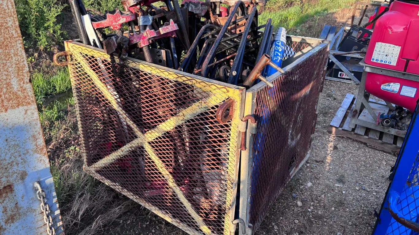 ROLL AROUND CAGED CART