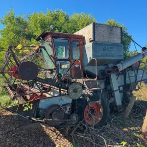 Gleaner C2 Combine w/ Straight Cut Head & (2) 4-Row Heads