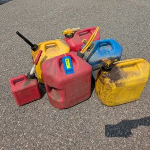 6 Plastic Gas Cans