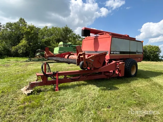 1986 Versatile Transaxial 2000 Pull-Type Combine Harvester (Inoperable)