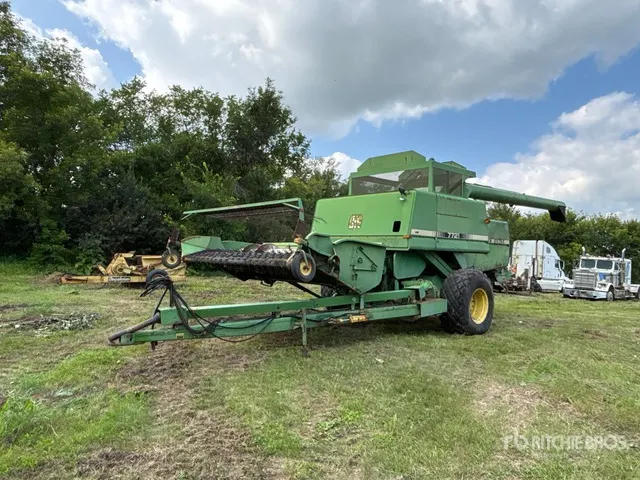 1979 John Deere 7721 Pull-Type Combine Harvester (Inoperable)
