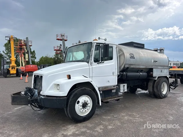 Etnyre on 2000 Freightliner FL 70 4x2 Asphalt Distributor Truck