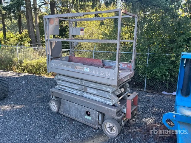 2013 Skyjack SJIII3219 Electric Scissor Lift (Inoperable)
