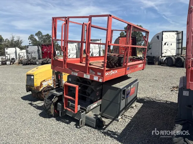 2016 Skyjack SJ6832 RT Dual Fuel Scissor Lift