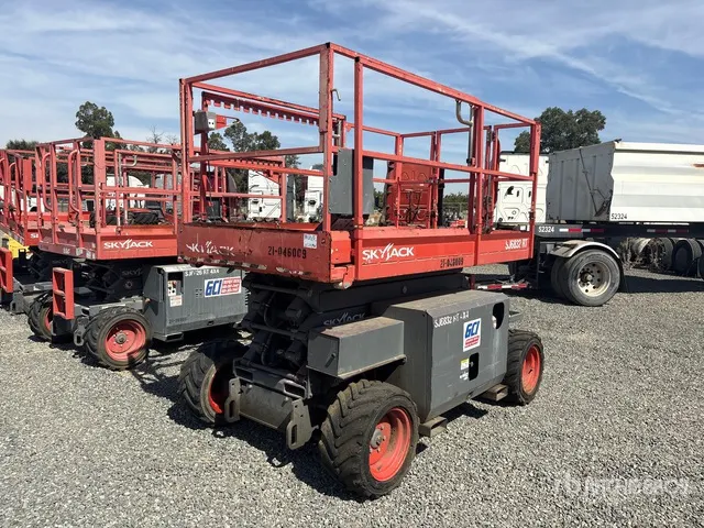 2016 Skyjack SJ6832 RT Dual Fuel Scissor Lift