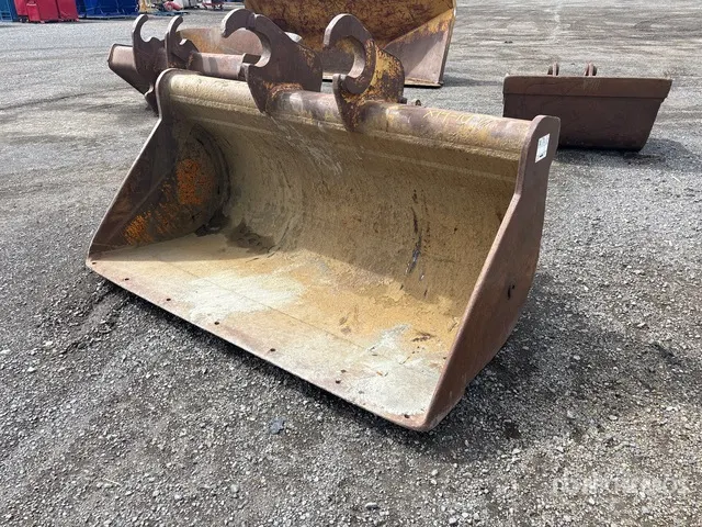 S.B 70 in Q/C Cleanup Excavator Bucket - Fits John Deere 200