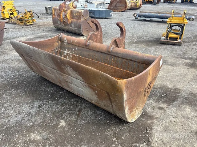 S.B 71 in Q/C Cleanup Excavator Bucket - Fits John Deere 200