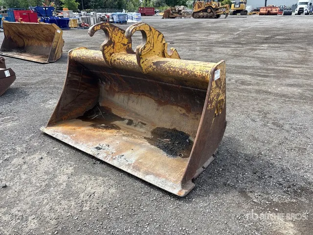 S.B 72 in Q/C Cleanup Excavator Bucket - Fits John Deere 200