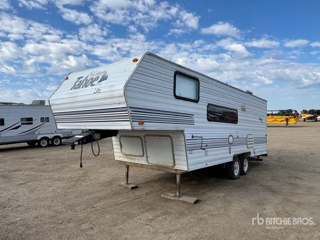 1999 Thor 25 ft T/A Travel Trailer