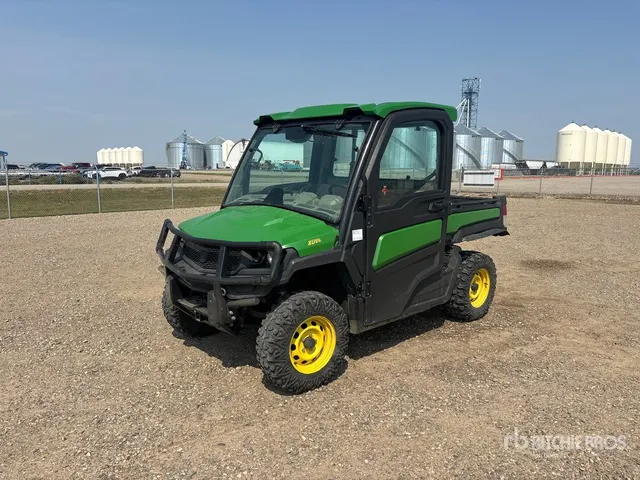 2022 John Deere Gator XUV835R 4x4 Utility Vehicle