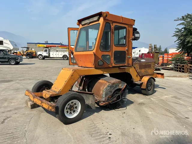 Larson 6300 Self-Propelled Broom