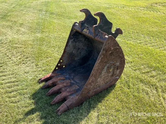 35 in Digging Excavator Bucket - Fits John Deere 135CRTS