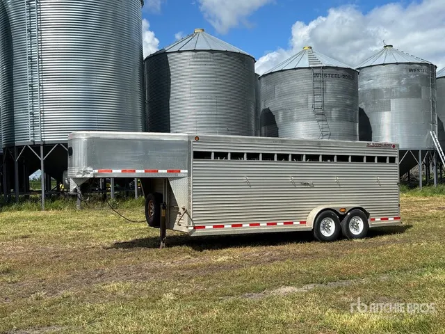 2002 Southland 20 ft T/A Gooseneck Livestock Trailer