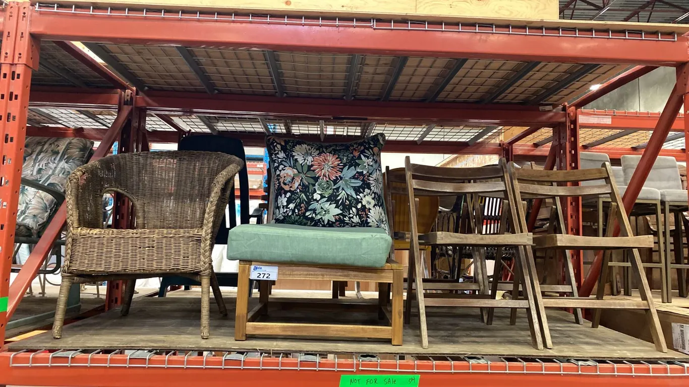SET OF 4 FOLDING WOODEN CHAIRS, WOOD PATIO CHAIR WITH CUSHIONS AND 1 WICKER CHAIR