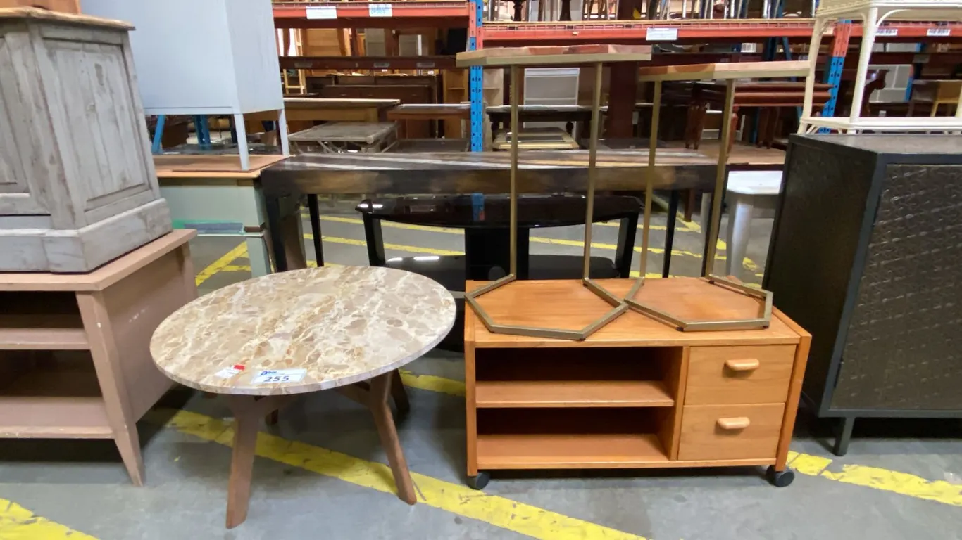 CONTEMPORARY MARBLE TOP ROUND COFFEE TABLE, 2 WOOD & BRASS DRINK TABLES AND MOBILE