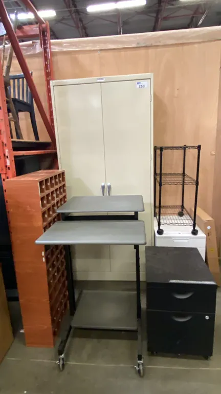 GROUP OF 7 PIECES OF ASSORTED OFFICE FURNITURE