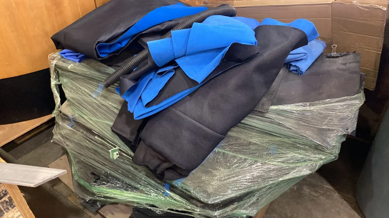 PALLET OF BLACK PLASTIC CORRUGATED SHEET AND BLUE & BLACK FELT MATERIAL