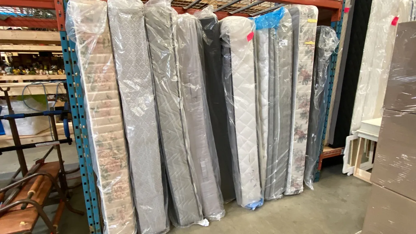 LARGE GROUP OF ASSORTED QUEEN & DOUBLE SIZE MATTRESSES AND BOX SPRINGS APPROX. 10 PCS.