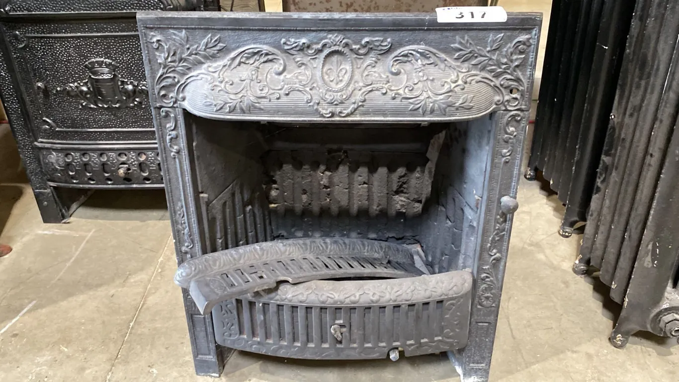 ANTIQUE BLACK CAST IRON WOOD BURNING STOVE