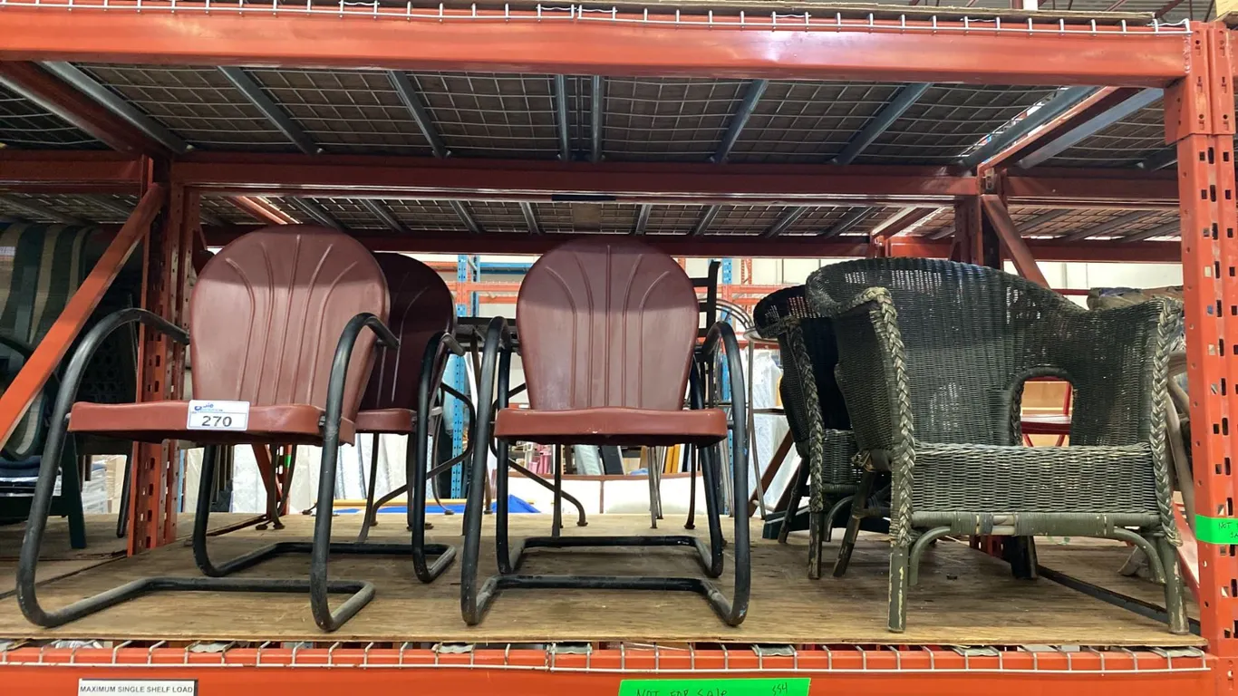 SET OF 4 RED & BLACK METAL CHAIRS AND 2 GREEN WICKER CHAIRS