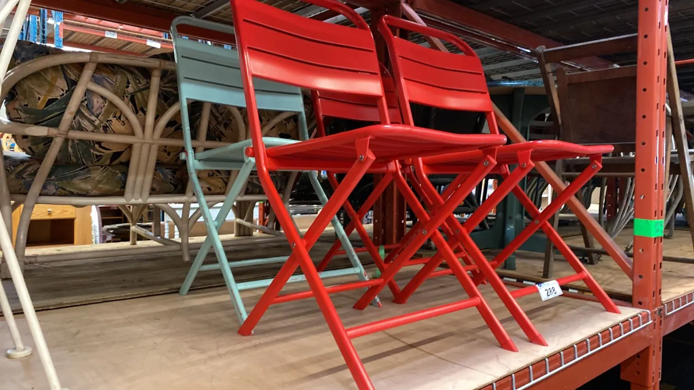 SET OF 4 STYLEWELL FOLDING METAL CHAIRS - RED WITH 1 PAINTED GREEN