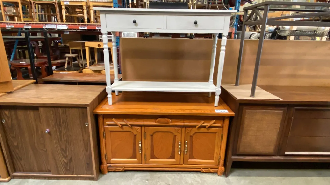 OAK 3 DOOR/3 DRAWER ENTERTAINMENT STAND AND WHITE 2 DRAWER SOFA/HALL TABLE