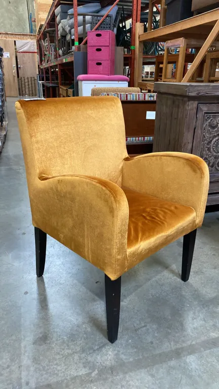 GOLD FABRIC UPHOLSTERED ACCENT CHAIR
