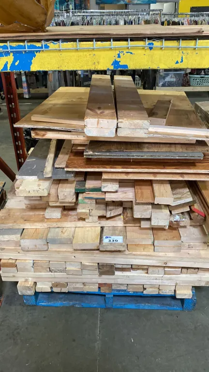 PALLET OF ASSORTED WOOD PIECES - MOSTLY 4FT LENGTHS