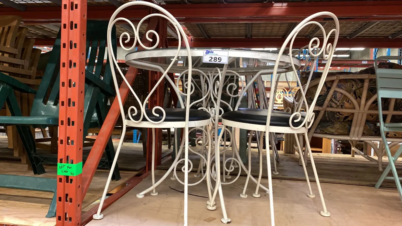 VINTAGE 5 PCS. WHITE METAL PATIO SET - GLASS TOP TABLE WITH 4 CHAIRS