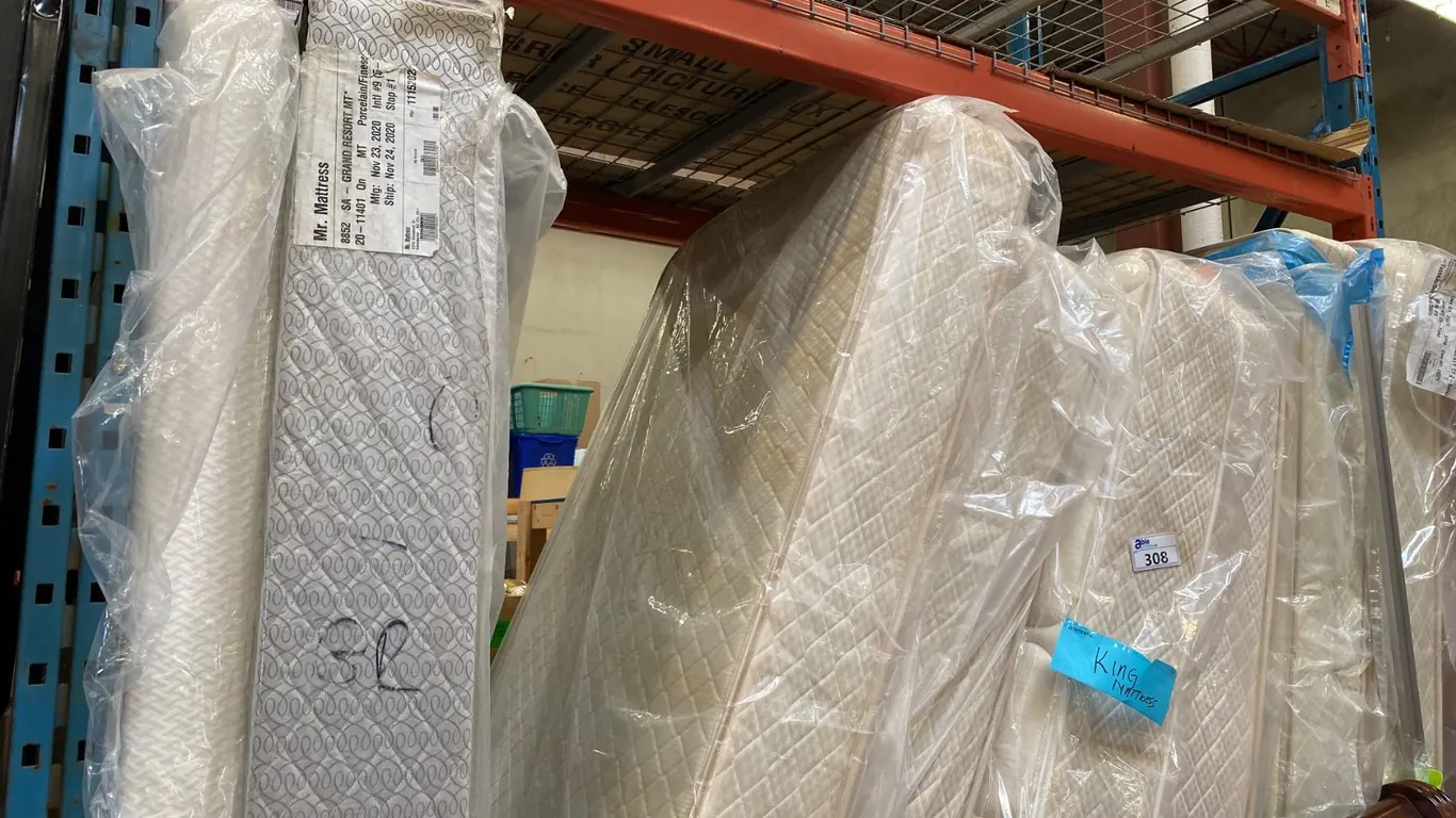 GROUP OF 5 KING SIZE MATTRESSES AND 1 KING SIZE BOX SPRING