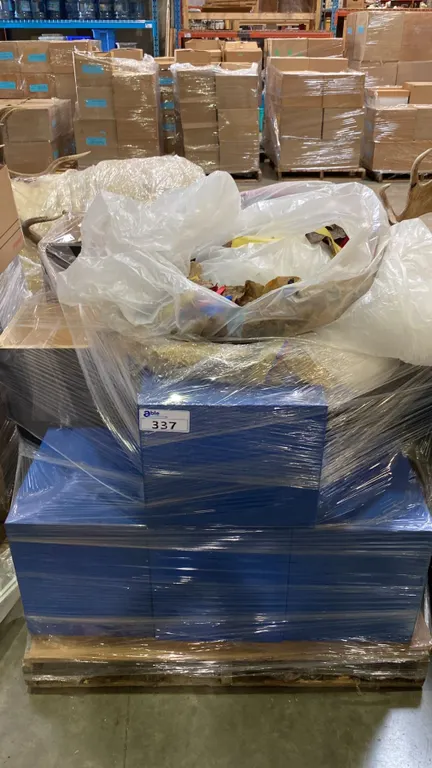 PALLET OF WOODEN RISERS AND MISCELLANEOUS