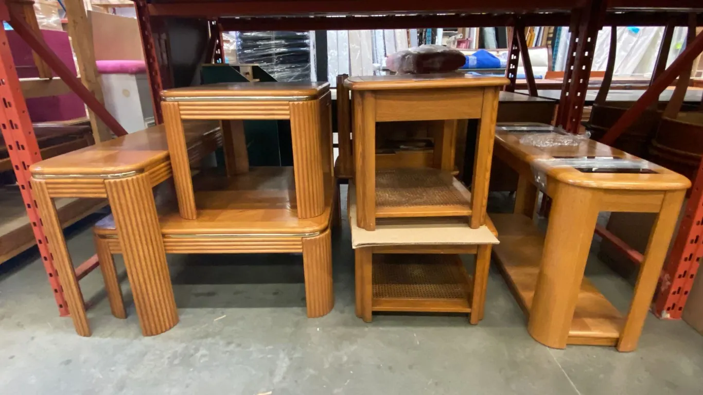 GROUP OF 7 ASSORTED OAK COFFEE AND END TABLES