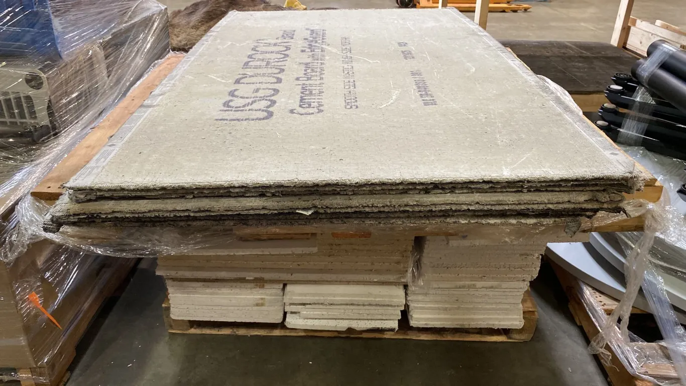PALLET OF CEMENT BOARD AND WHITE CEILING PANEL BOARD