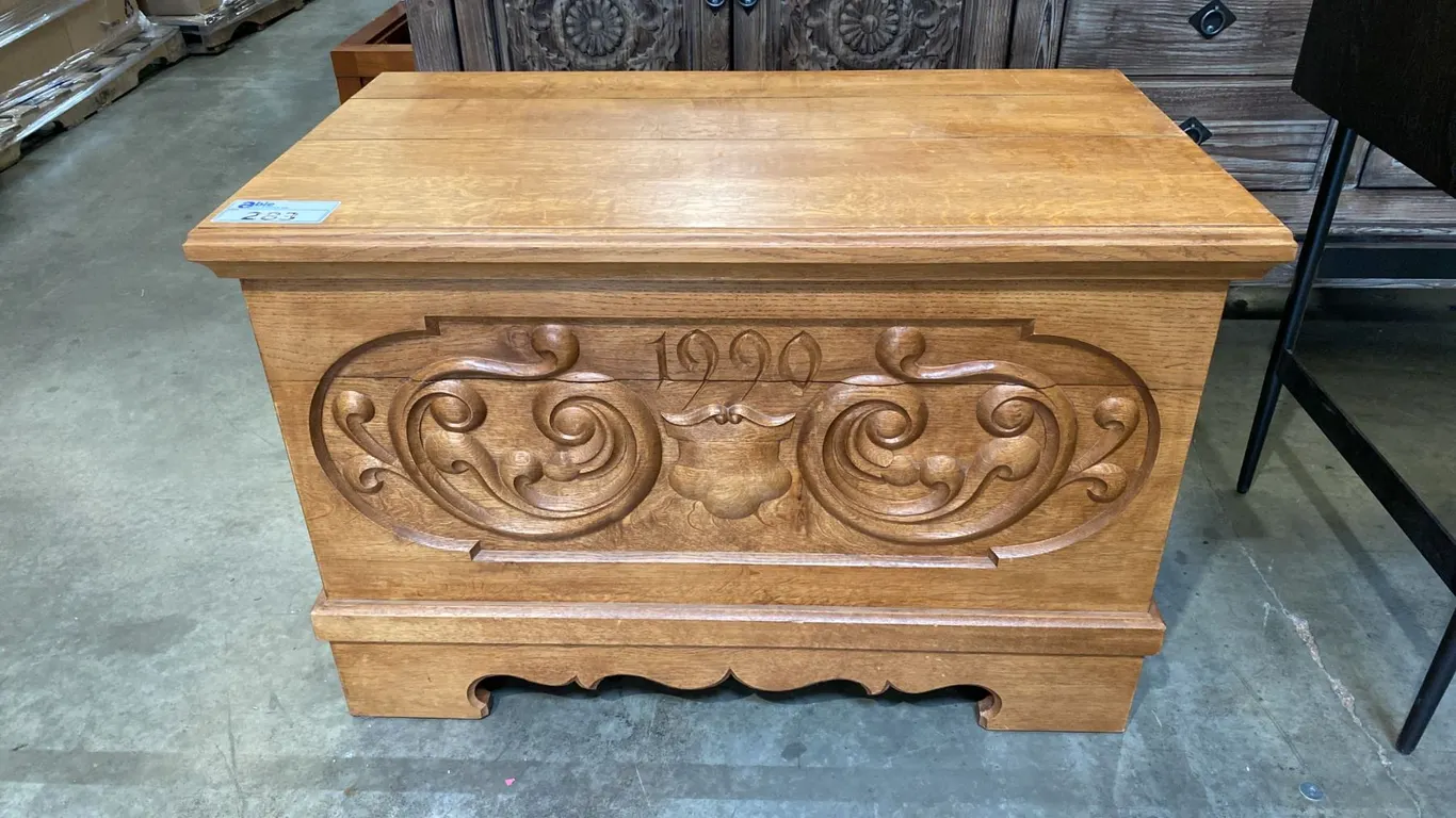 CARVED FRONT SOLID OAK LIDDED TRUNK WITH DOVE-TAILED CONSTRUCTION