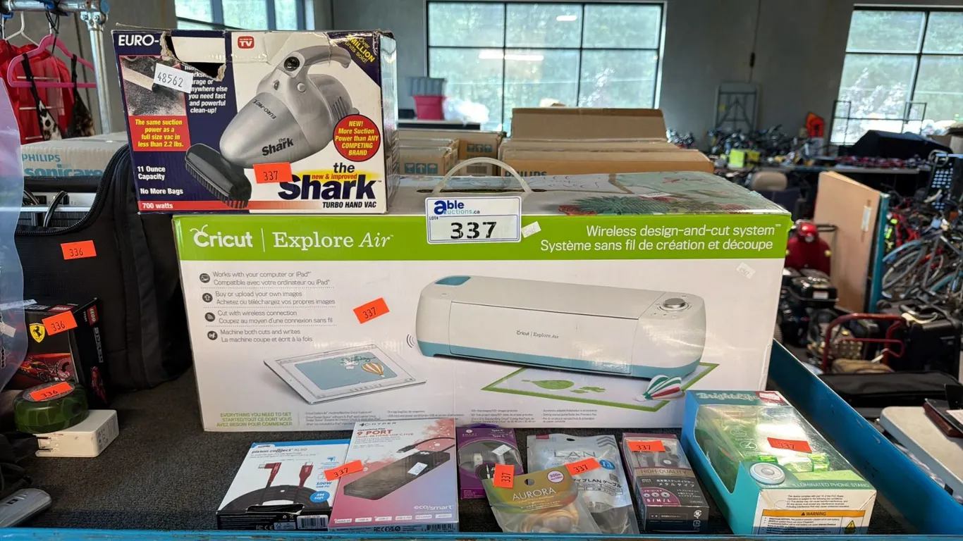 EXPLORE AIR CRICUT MACHINE / 700W HAND VAC / 9-PORT USB-C HUB / 100W POWER CABLE / AUDIO EARBUDS