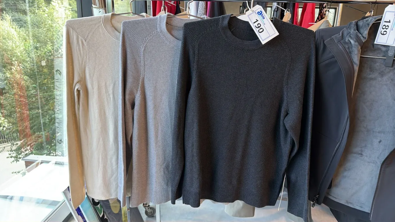 ASSORTMENT OF ATHLETIC CASUAL TRAVEL APPAREL ITEMS MIXED SIZES