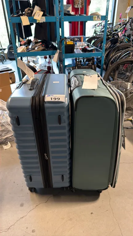 ASSORTMENT OF ROLLING TRAVEL LUGGAGE INCLUDING SOFTSIDE AND HARDSIDE SPINNER UNITS