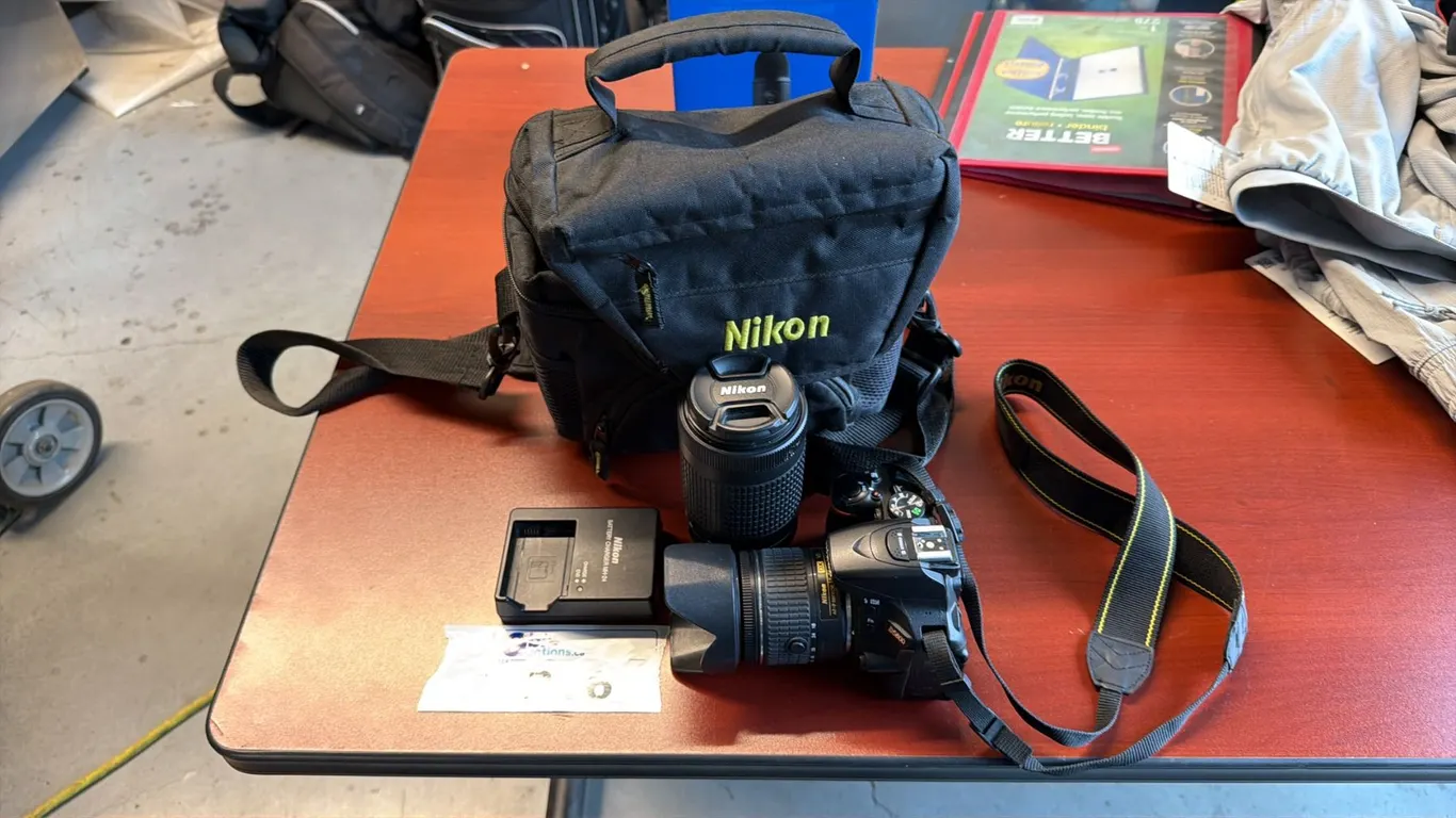 D5600 24.2MP DX-FORMAT CMOS EXPEED 4 WI-FI DUAL AF-P NIKKOR ZOOM LENS MH-24 CHARGER BUNDLE