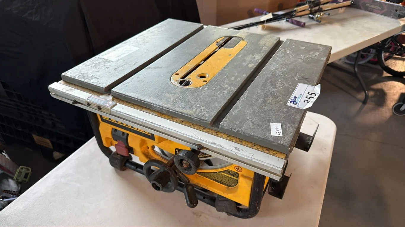 COMPACT PORTABLE TABLE SAW MACHINERY WITH LOW-FRICTION TOP PLATE *NO ACCESSORIES
