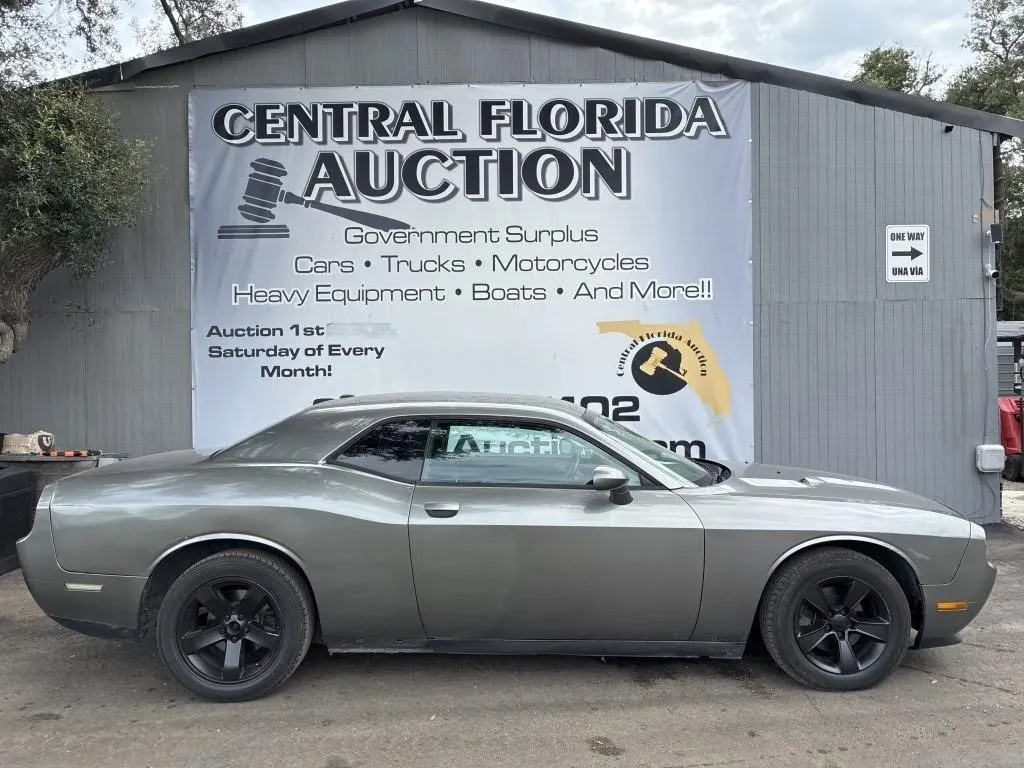 2011 Dodge Challenger SE runs/ moves