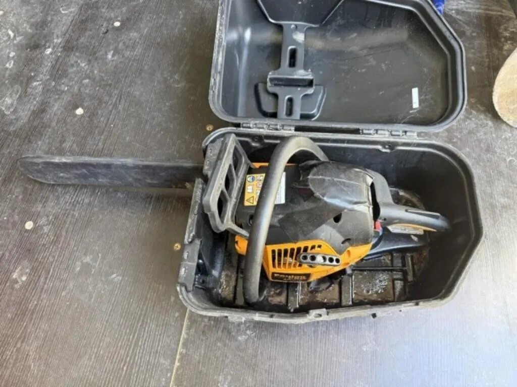 Poulan Pro PP4218A 42 cc Gas Chainsaw c/w Case