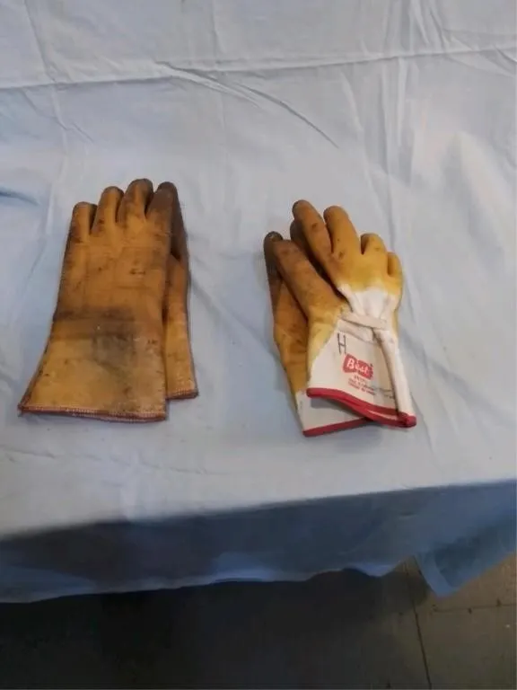 2 pair of high temperature gloves